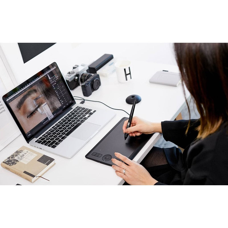 واكوم Intuos Pro  تابلت صغير للكتابة والرسم - PTH460K0B