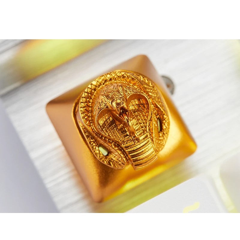 ZomoPlus مخصص ثلاثي الأبعاد GOLDEN COBRA Cherry MX Switches and Clones ، غطاء مفاتيح معدني بطابع ألعاب وفيلم مع نقش CNC (حجم 1u) للوحة مفاتيح الألعاب الميكانيكية - ذهبي - صندوق مفتوح